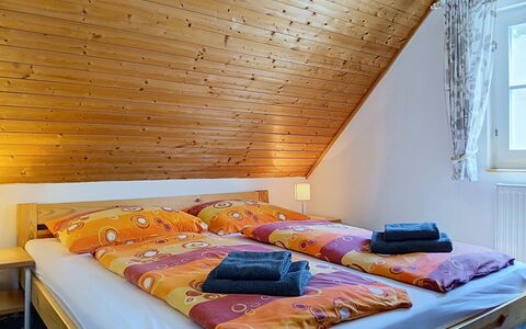 Holiday Hill 28: Soveværelse, Hjem, Sengetøj, Seng, Sengetøj, Bed Frame, Hårdttræ, Sengetøj, Bejdse, Pude