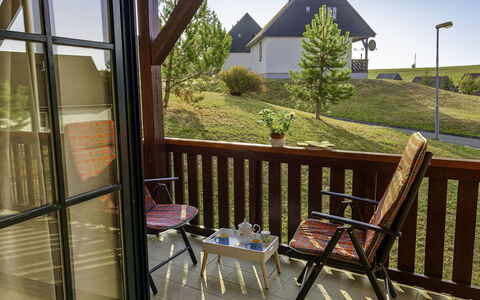 Holiday Hill 28: Ejendom, Hus, Sommerhus, Værelse, Bygning, Hjem, Ejendom, Dæk, Gelænder, Træ