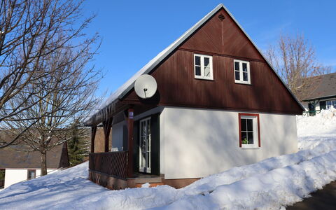 Holiday Hill 29: Himmel, Bygning, Vindue, Sne, Træ, Hældning, Træ, Hus, Sommerhus, Boligområde