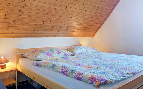 Holiday Hill 32: Seng, Soveværelse, Træ, Sengetøj, Sengetøj, Indretning, Gulvbelægning, Etage, Værelse, Bed Frame