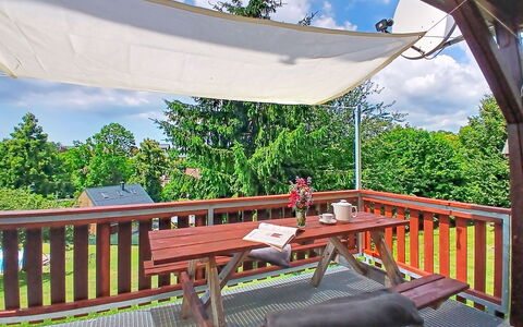 Holiday Hill 32: Udendørs Møbler, Skygge, Veranda, Udendørs Bord, Dæk, Stol, Udendørs Struktur, Gårdhave, Backyard, Bejdse