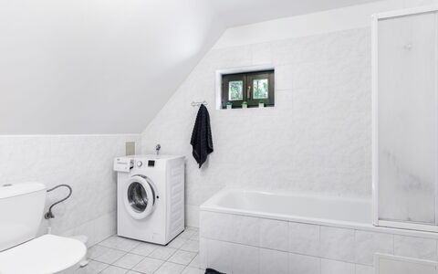 Holiday Hill 33: Ejendom, Sanitærarmatur, Toiletbræt, Toilet, Badeværelse, Etage, Hus, Gulvbelægning, Materielle Værdier