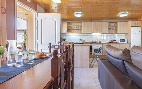 Lorena: Countertop, Værelse, Ejendom, Loft, Bygning, Indretning, Møbel, Køkken, Cabinetry, Ejendom