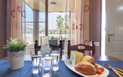 Lorena: Værelse, Ejendom, Indretning, Brunch, Bord, Spisestue, Møbel, Morgenmad, Hjem, Gardin
