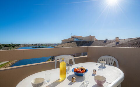 Terrasse du Soleil: Bord, Himmel, Bordservice, Daytime, Ejendom, Møbel, Vand, Lys, Azure, Bygning
