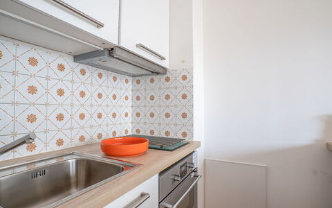 Saint Patrick: Ejendom, Orange, Værelse, Møbel, Køkken, Flise, Hus, Countertop, Indretning, Cabinetry