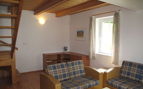 Holiday Hill 36: Møbel, Ejendom, Couch, Bord, Komfort, Træ, Vindue, Belysning, Indretning, Arkitektur