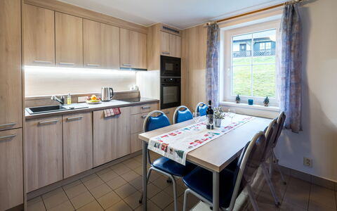 Holiday Hill 46: Cabinetry, Ejendom, Countertop, Vindue, Køkkenvask, Tap, Håndvask, Køkken, Indretning, Gardin