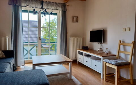 Holiday Hill 47: Møbel, Ejendom, Couch, Komfort, Bord, Træ, Television, Bygning, Etage, Skygge