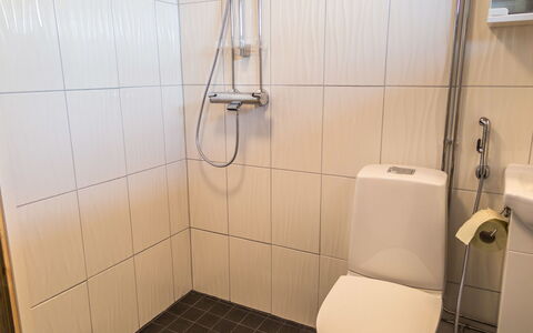 Venuskukkula: Toiletbræt, Badeværelse, Toilet, Sanitærarmatur, Gulvbelægning, Etage, Indretning, Vvs, Flise, Værelse