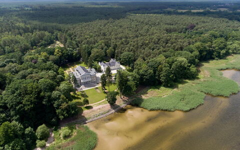 Manowce Palace: Træ, Vandvej, Bank, Estate, Landskab, Vandløb, Hjem, Mansion, Kanal, Fugleperspektiv