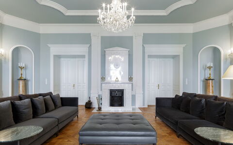 Manowce Palace: Indretning, Gulvbelægning, Etage, Væg, Møbel, Loft, Stue, Couch, Belysning, Hjem