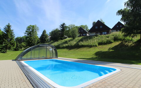 Holiday Hill 35: Vand, Sky, Himmel, Plante, Ejendom, Svømmepøl, Azure, Træ, Bygning, Rektangel