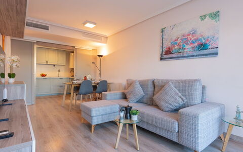 Dénia 479: Indretning, Gulvbelægning, Møbel, Etage, Træ, Loft, Værelse, Couch, Hjem, Stue