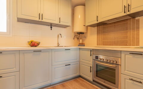 Dénia 479: Køkken, Cabinetry, Countertop, Køkken Apparat, Indretning, Gulvbelægning, Træ, Større Bandage, Møbel, Skab