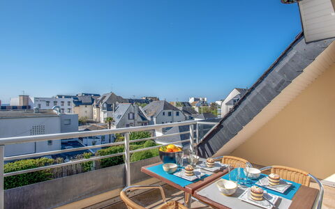 Quiberon 123: Himmel, Møbel, Ejendom, Bord, Bygning, Udendørs Møbler, Træ, Skygge, Urban Design, Stol