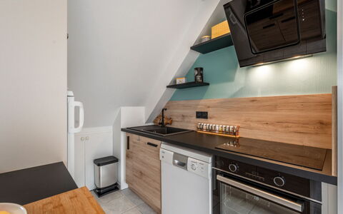 Quiberon 123: Cabinetry, Bygning, Ejendom, Møbel, Countertop, Skuffe, Træ, Indretning, Køkken, Gulvbelægning