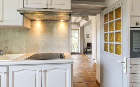 Saint Palais sur Mer 148: Countertop, Cabinetry, Værelse, Ejendom, Køkken, Møbel, Indretning, Flise, Bygning, Gul