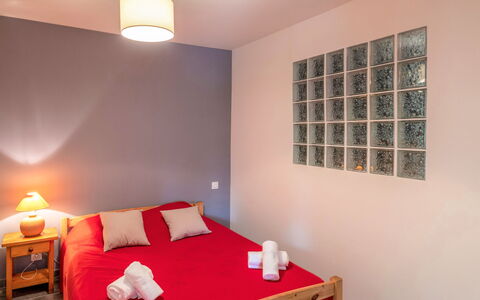 Paoli: Bygning, Møbel, Komfort, Træ, Belysning, Indretning, Pude, Skygge, Bed Frame