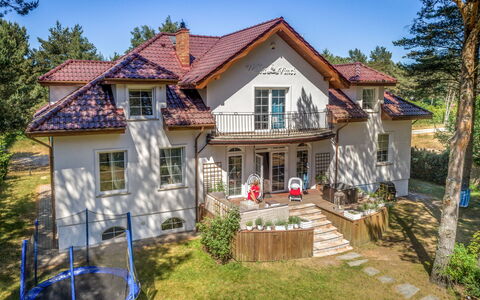 Willa Vinci: Plante, Bygning, Himmel, Ejendom, Vindue, Træ, Hus, Land Lot, Sommerhus, Kvarter