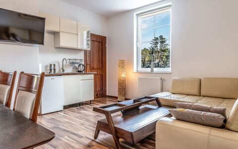 Willa Vinci: Møbel, Bord, Bygning, Træ, Couch, Plante, Belysning, Cabinetry, Indretning, Gulvbelægning