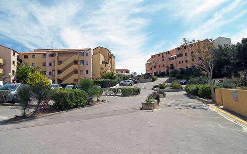 Pleine Vue sur Mer: Sky, Himmel, Plante, Bygning, Daytime, Vejbelægning, Vindue, Asfalt, Urban Design, Land Lot