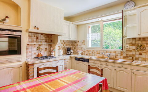 Coët a Tous: Ejendom, Værelse, Møbel, Countertop, Cabinetry, Køkken, Indretning, Etage, Bygning, Hjem