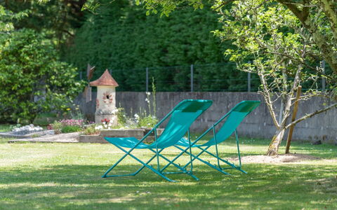 Coët a Tous: Udendørs Møbler, Lawn, Grøn, Græs, Møbel, Træ, Gård, Fritid, Backyard, Bord