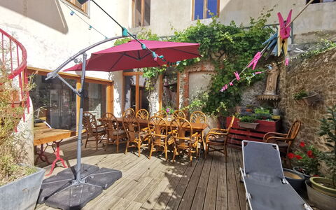 Le Patio: Plante, Bygning, Bord, Vindue, Blomsterkrukke, Udendørs Møbler, Stol, Træ, Urban Design, Skygge