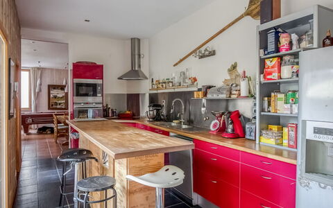 Le Patio: Cabinetry, Møbel, Ejendom, Countertop, Hylde, Billedramme, Køkken, Indretning, Skuffe, Træ