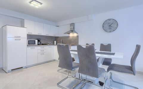 Meden: Værelse, Ejendom, Indretning, Møbel, Bygning, Loft, Etage, Bord, Design, Hus