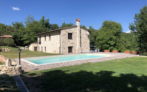 Beautiful Stone Country Villa: Himmel, Plante, Træ, Land Lot, Skygge, Græs, Fritid, Fritid, Bygning, Landskab