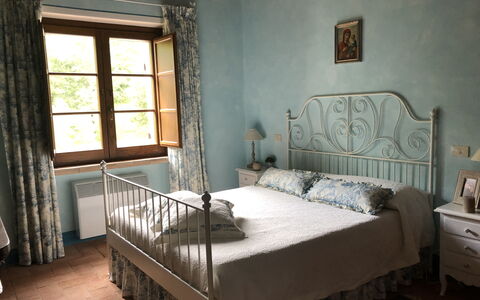Beautiful Stone Country Villa: Seng, Soveværelse, Møbel, Værelse, Ejendom, Bed Frame, Etage, Indretning, Sengetøj, Madras