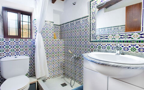 La Cordobilla: Spejl, Tap, Håndvask, Ejendom, Sanitærarmatur, Badeværelsesvask, Toiletbræt, Purple, Toilet, Badeværelse