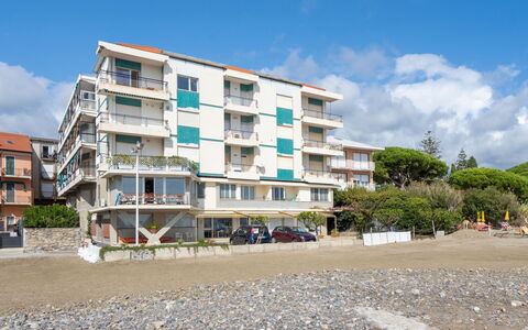Terrazzo sul Mare: Sky, Bygning, Himmel, Vindue, Azure, Træ, Urban Design, Ejerlejlighed, Plante, Højhus