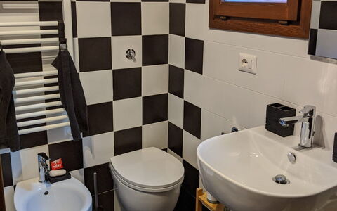 Agriturismo Il Giaggiolo without Pool: Badeværelse, Ejendom, Toilet, Værelse, Væg, Flise, Badeværelsesvask, Toiletbræt, Sanitærarmatur, Indretning