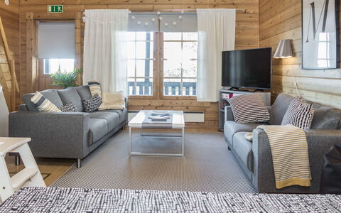 Rukan Komia Chalet: Indretning, Træ, Møbel, Couch, Stue, Gulvbelægning, Loft, Hjem, Etage, Værelse
