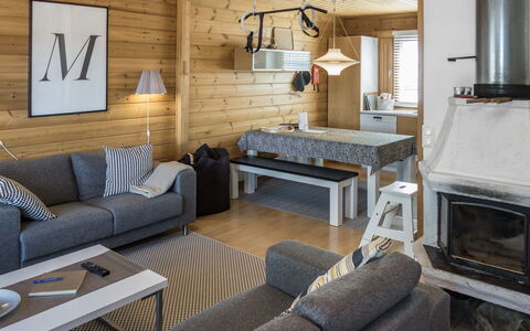 Rukan Komia Chalet: Møbel, Indretning, Gulvbelægning, Træ, Couch, Loft, Stue, Værelse, Etage, Hjem