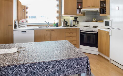 Rukan Komia Chalet: Møbel, Køkken, Countertop, Køkken Apparat, Indretning, Cabinetry, Gulvbelægning, Større Bandage, Træ, Etage