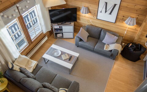 Rukan Komia Chalet: Møbel, Indretning, Træ, Couch, Gulvbelægning, Stue, Lejlighed, Etage, Værelse, Hjem