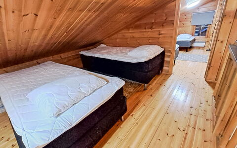 Rukan Komia Chalet: Træ, Etage, Gulvbelægning, Soveværelse, Hjem, Hårdttræ, Trægulve, Bejdse, Loft, Seng