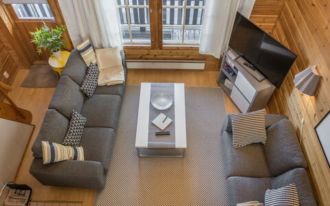 Rukan Komia Chalet: Møbel, Couch, Indretning, Træ, Gulvbelægning, Etage, Stue, Lejlighed, Værelse, Belysning