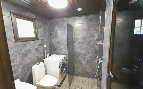 Rukan Komia Chalet: Gulvbelægning, Etage, Sanitærarmatur, Toiletbræt, Toilet, Badeværelse, Indretning, Håndvask, Loft, Belysning