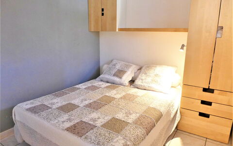 Saint Pierre la Mer 400: Soveværelse, Seng, Møbel, Værelse, Ejendom, Bed Frame, Madras, Sengetøj, Indretning, Etage