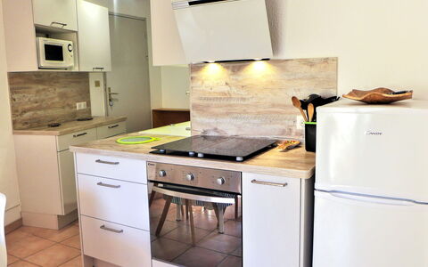 Saint Pierre la Mer 400: Cabinetry, Bygning, Ejendom, Countertop, Komfur, Cooktop, Køkken Apparat, Køkken, Indretning, Gaskomfur