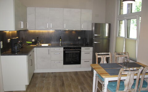 Helene: Værelse, Møbel, Køkken, Ejendom, Countertop, Cabinetry, Etage, Trægulve, Indretning, Bygning