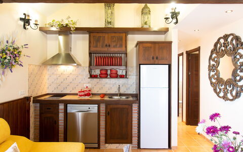 Ariadna: Værelse, Ejendom, Møbel, Indretning, Køkken, Cabinetry, Countertop, Bygning, Hus, Gul