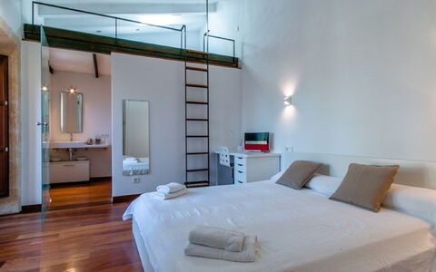 Sa Muralla: Soveværelse, Møbel, Værelse, Seng, Ejendom, Indretning, Bed Frame, Sengetøj, Bygning, Loft