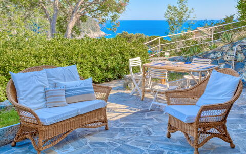 Il Giardino Sul Mare - Levanto: Møbel, Ejendom, Gårdhave, Udendørs Møbler, Ejendom, Værelse, Wicker, Bord, Hus, Udendørs Bord
