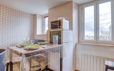 Le Gambetta: Cabinetry, Møbel, Vindue, Køkken, Indretning, Træ, Reoler, Hylde, Countertop